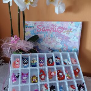 kalendarz adwentowy kuromi hello kitty 🌸 Kalendarz Adwentowy Sanrio – 24 urocze niespodzianki! 🎀💖